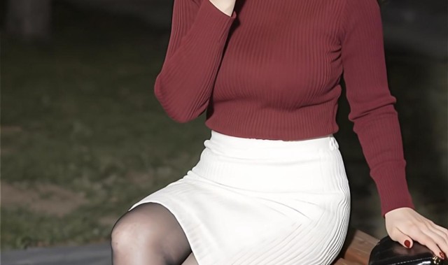 半岛体育官网-这才是40岁左右的女性该有的穿搭