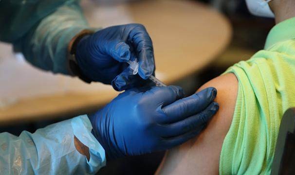 半岛体育官网-美国疫情形势依旧没有好转 疫苗成新赛季通行证