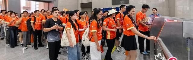 半岛体育APP-漳州站开行直达南平“闽超”球迷专列(组图)